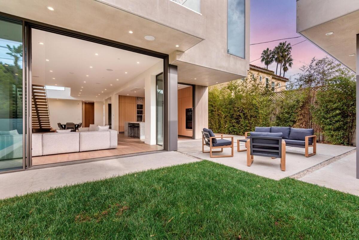 Luxurious 4br With Pool, Jacuzzi And Free Parking