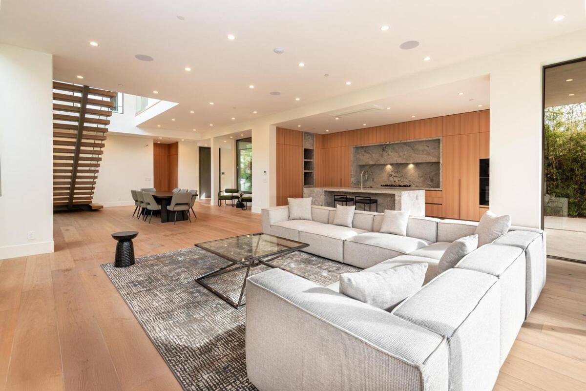 Luxurious 4br With Pool, Jacuzzi And Free Parking Holiday home