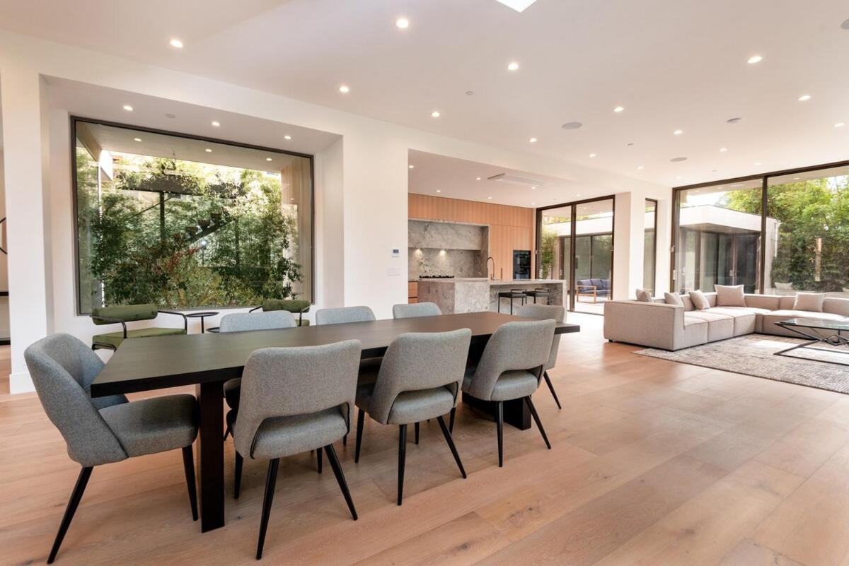 Luxurious 4br With Pool, Jacuzzi And Free Parking Holiday home