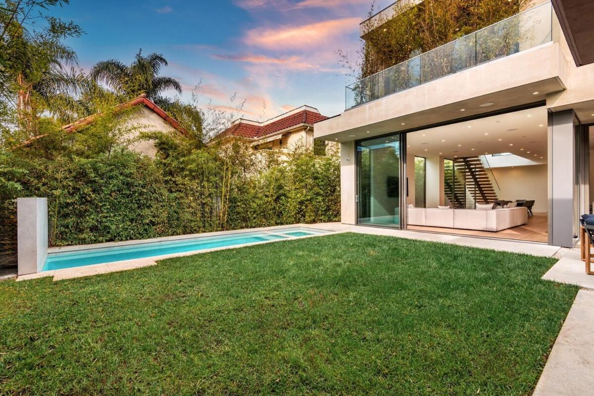 Luxurious 4br With Pool, Jacuzzi And Free Parking
