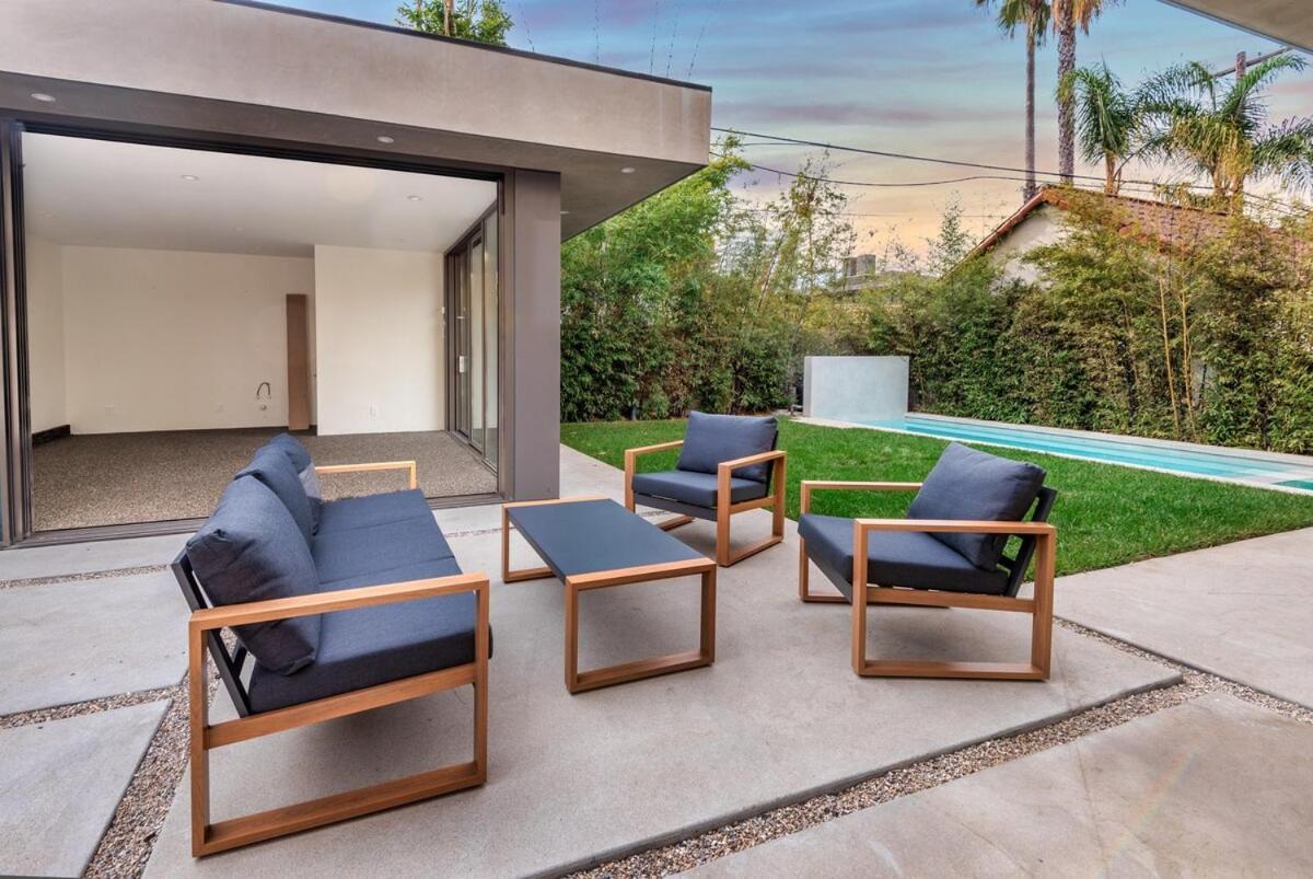 Luxurious 4br With Pool, Jacuzzi And Free Parking *